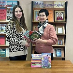Ольга Зайцева передала детские книги библиотечному пункту в Плеханово